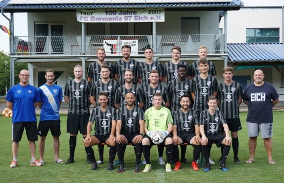 Der Kader des FC Germania Eich in der Saison 2018/19. Hinten (v. l.): Philipp Scheller, Tobias Büttel, Peter Ludwig, Nils Albrecht, Bastian Krämer. Mitte (v.l.): Trainer Holger Heidenmann, Andreas Dann, Felix Weber, Jonas Hermann, Danny Eberhardt, Eric Ebers, Eric Baah, Jan Schiller, Tim Peters, Torwarttrainer Thomas Riffel. Vorne (v.l.): Kevin Ebert, Michael Gerst, Christopher Huddolin, Hüseyin Erbektas, Timo Widder. Es fehlen: Markus Stock, Jürgen Fleps, Pascal Bredau und Felix Eib.