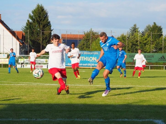 Durch diesen Treffer von Mate Malenica (r.) kam Fortuna Mombach beim Rhein-Nahe-Liga-Turnier zum 1:1-Ausgleich gegen die U19 des FSV Mainz 05 und sicherte sich dank der um ein Tor besseren Tordifferenz den Halbfinalplatz der Gruppe A.