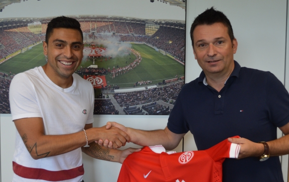 Freut sich auf die Coface-Arena: Gonzalo Jara (l.) nach der Vertragsunterzeichnung mit 05-Manager Christian Heidel.