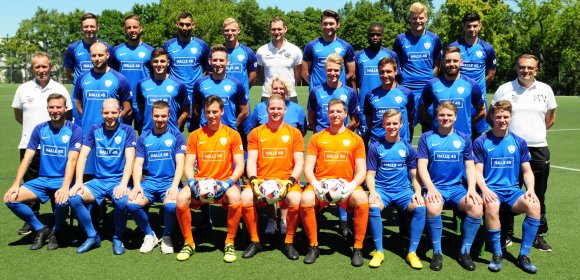 Der Kader von Fortuna Mombach in der Saison 2018/19, hinten von links: Tim Fialkowski, Peter Staegemann, Sergen Yesilyurt, Kevin Frey, Trainer Oliver Schmitt, Philip Quint, Cedric Siewe, Felix Zaucker, Artur Bäcker. Mitte v.l.: Abteilungsleiter Johann Grabowski, Krystian Glonek, Christopher Dedeke, Marcus Nungesser, Betreuerin Ulrike Rumpel, Fabian Steinmetz, Nico Simon, Pascal Janke, Teammanager Mirko Vorih. Vorne v.l.: Tobias Günthert, Jonathan Trost, Egzon Sula, Ruben Zimmer, Tobias Schneider, Dennis Kandel, Christopher Greiner, Aaron Brendel, Lennart Hehn. Es fehlen: Björn Böhnke, Dennis Mavric, Samuel Omokaro, Nick Debus, Dominic Szulc, Paul Lutterbüse.