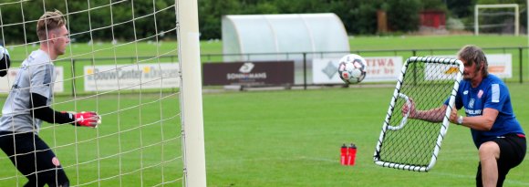Wie der von der Seite geschossene Ball von Stephan Kuhnerts Konstrukt abprallt...