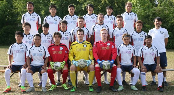 Der Kader des FC Basara in der Landesligarunde 2018/19. Hinten (v. l.): Kevin Miller, Yusaku Okumoto, Ryo Kato, Yuya Okuda, Yugi Sone, Mitsuhiro Shojo. Mitte (v. l.): Keita Tsubaki, Daisuke Fukuhara, Jo Motofuji, Stephan Bröker, Marcel Kostadinov, Ali Sengül, Masaya Ohashi, Trainer Takashi Yamashita. Vorne (v. l.): Motoki Takesako, Shion Shimizu, Kenta Sekiguchi, Jascha Eimann, Felix Pohlenz, Daigo Hiromoto, Fahim Shahed.