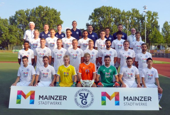 Der Kader des SV Gonsenheim für die Saison 2018/19, hintere Reihe von links: Vorstandsmitglied Horst Hensel,  Trainer Christian Lüllig, Athletiktrainer Sebastian Heller, Torwarttrainer Frederick Drechsler, Teammanager Zeki Erarslan, Teammanagerin Bettina Stritter, Physiotherapeut Tobias Schwab, Zweiter Vorsitzender Hans-Walter Sans. Dritte  Reihe (v. l.): Maximilian Pflücke, Paul Geßner, Khaled Abou Daya, Mustafa Yilmaz, Mouhcine Ech-Chad, Ken Sugawara, Luigi Canizzo. Zweiter Reihe (v.l.): Jason Onyejekwe, Dominik Ahlbach, Robin Lehmann, Alexander Rimoldi, Lars Hermann, Kotrainer Ferhat Gündüz, Jakob Friedrich, Alperen Genc. Vorne v.l.: Tim Habscheid, Dennis Merten, Maximilian Scheler, Maximilian Hinterkopf, Paul Simon, Ibrahim Halil Yilmaz, Atsuki Sorihashi. Es fehlen: Damir Bektasevic, Jonas Eichbladt.