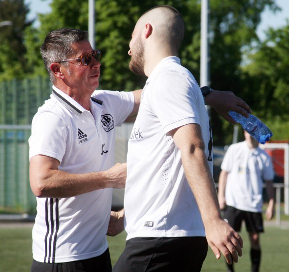 Und tschüss: Jürgen Collet verabschiedete sich nach der vergangenen Runde nicht nur beim VfB Bodenheim (r. Lirion Aliu), sondern gleich ganz vom Trainerdasein.