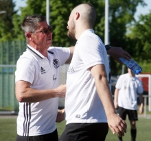 Und tschüss: Jürgen Collet verabschiedete sich nach der vergangenen Runde nicht nur beim VfB Bodenheim (r. Lirion Aliu), sondern gleich ganz vom Trainerdasein.