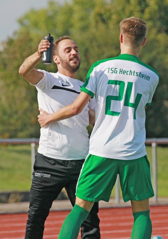 Alfonso Sepe (l.) wird sich auch in dieser Saison über Tore von Haris Beslic freuen. Vor allem aber will der Trainer der TSG Hechtsheim eine stabile Defensive sehen.