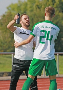 Alfonso Sepe (l.) wird sich auch in dieser Saison über Tore von Haris Beslic freuen. Vor allem aber will der Trainer der TSG Hechtsheim eine stabile Defensive sehen.