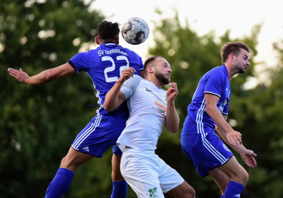 Den Ball bekommt Dennis Merten (r., gegen Mateo Trapp) nicht. Drei andere hingegen verwertete der Gonsenheimer Neuzugang perfekt.