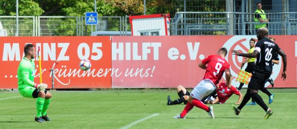 Ein echter Torjäger lässt sich das nicht entgehen: Karl-Heinz Lappe verwertet die Hereingabe von der rechten Seite nach einem überraschenden Ballgewinn im Strafraum zum 1:0.