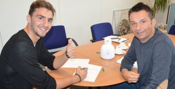 05-Manager Christian Heidel sammelte am Mittwoch Unterschriften im Stile eines Autogrammjägers ein. Morgens war Gonzalo Jara an der Reihe, nachmittags Stefanos Kapino (l.).