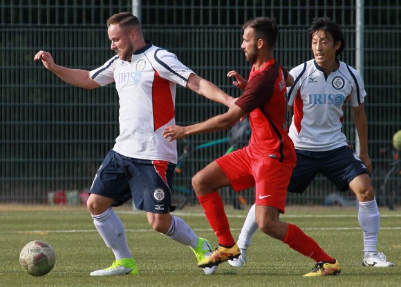 Der Matchwinner im ersten Landesligaspiel des FC Basara wurde die Defensivarbeit, in der ersten Halbzeit auch durch Michael Mader (l.).