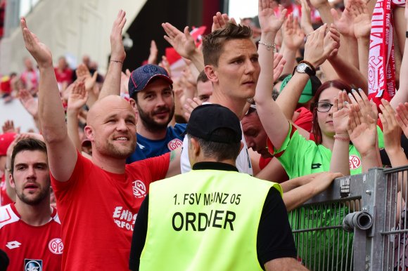 Muss nicht skeptisch dreinschauen: Niko Bungert (vorne rechts) bleibt 05-Kapitän, Stefan Bell (l.) sein Stellvertreter.
