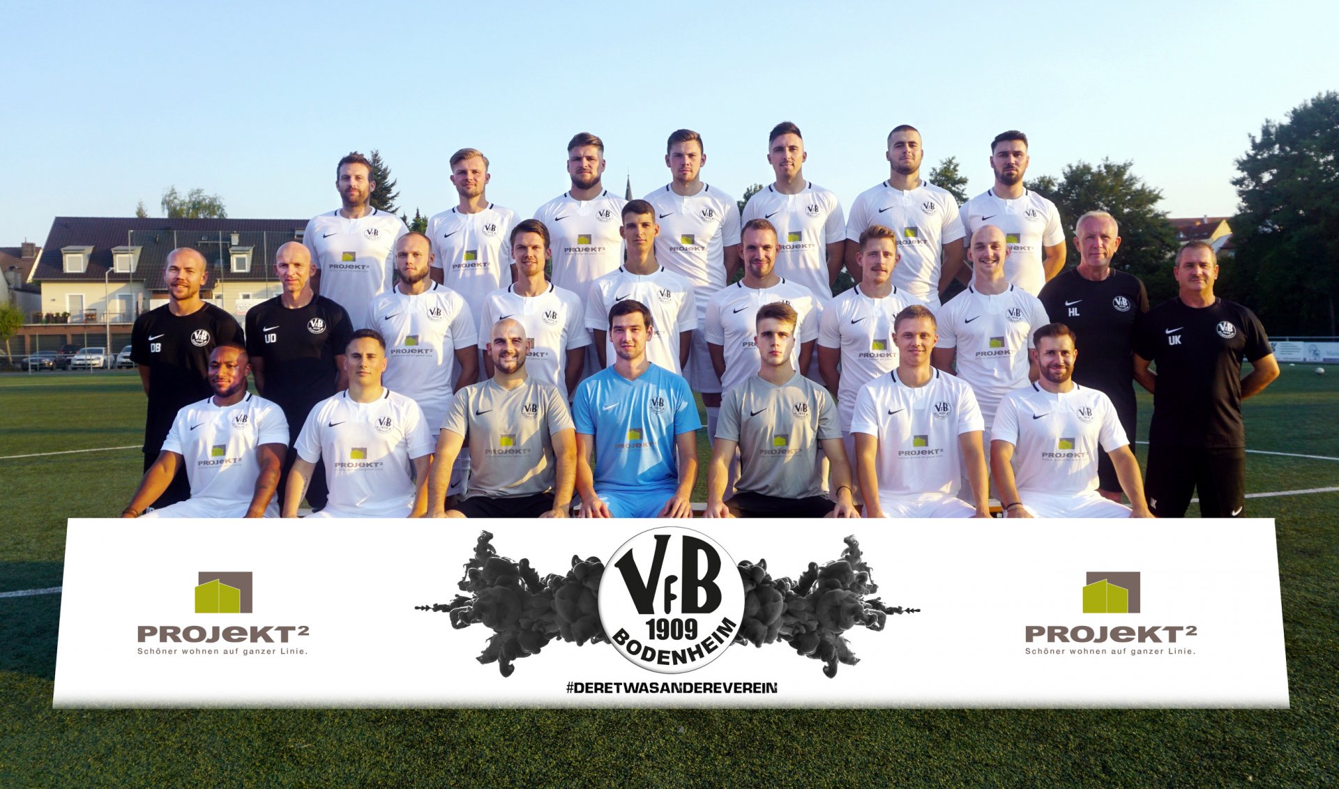 Der Kader des VfB Bodenheim für die Saison 2018/19. Hinten (v.l.): Oliver Hoch, Krystian Borowski, Dennis Kirn, Calvin Faßnacht, Norman Loos, Lirion Aliu, Dominik Lang. Mitte (v.l.): Trainer Dennis Bingenheimer, Kotrainer Uwe Diether, Leon Porsch, Tobias Porth, Marius Wiechert, Enrico Gottwald, Philipp Kögler, Maximilian Zeringer, Torwarttrainer Helmut Loos, Betreuer Uwe Köth. Vorne (v.l.): Nelson Kari-Kari, Kevin Handrick, Mareck Dörr, Alexander Rudolph, Wolf Gottschalk, Matteo Kerz, Carlos Stabel. Es fehlen: Marco Bergmann, Philip Meixner, Moritz Diether, Patrick Martens.