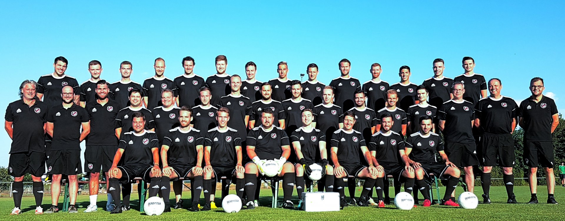 Der Kader des TSV Zornheim in der Saison 2018/19. Oben (v.l.): Valentino Mignogna, Nico Schott, Jannis Brühl, Benjamin Strücker, Tim Müller, Niklas Steyer, Nicolas Henrici, Dennis Barth, Ulli Henss, Fabian Tautenhahn, Thomas Schulz, Alexander Mignogna, Dennis Petermann, Moritz Hedderich. Mitte (v.l.): Trainer Dirk Willems, Eric Oehler (Kotrainer), Christopher Louis (Torwart-Trainer), Enno Vogelmann, Philipp Mauer, Domenico Percaccio, Sören Lückert, Pascal Hinker, Fabian Pengel, Jan Rabe, Luca Brühl, Niklas Winkler, Jonathan Geiger, Manuel Hinderkopf (Kotrainer 2. Mannschaft), Volker Gerstel (Trainer 2. Mannschaft), Marcel Weißner (Betreuer 1. Mannschaft). Vorne (v.l.): Kevin Gsimbsl, Celin E., Nils Horn, Marcel Lang, Gideon Reichert, Andreas Styner, Toni Agati, Marco Candeloro. Es fehlen: Manuel Henss, Hasan Yildiz, Niclas Holtfoth, Dennis Mihaljevic, Alessio Capello, Jonas Kindgen, Leif Wohn (Physiotherapeut), Lukas Klein, Manuel Boldt, Peter Schwanzer, Sorush Hasari, Tiago Moreira, Tim Schmidt, Nikolai Dillenburger, Felix Schreiber, Haybe Afhakama, Nico Herberg, Felix Mohrs, Laurin Stappel.