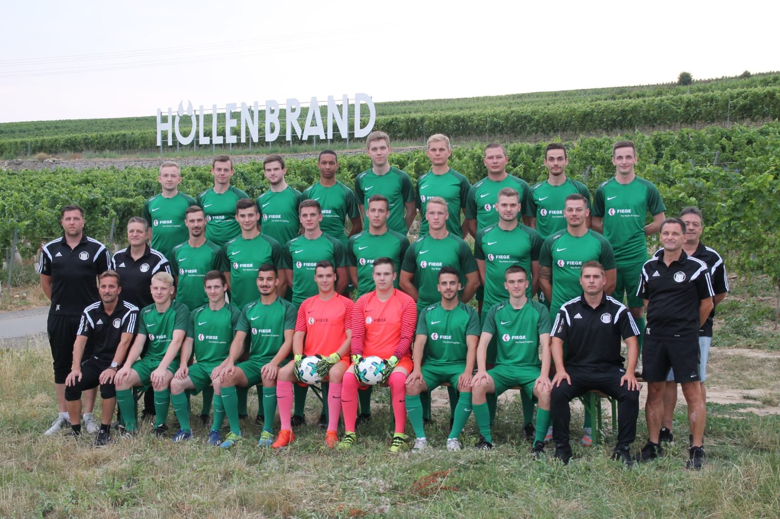 Die Mannschaft des VfL Gundersheim spielt in der kommenden Saison mit diesem Kader. Hinten (v.l.): Martin Ritter, Sebastian Engelhardt, Sebastian Schröder, André Fambsch, Lars Schmitt, Franz Rogalski, Oleg Majer, Marius Finger, Robert Wickert, (Mitte, v.l.): Torwarttrainer Jan Kaibel, Sportlicher Leiter Thomas Finger, Fabian Schmitt, Jochen Dahlern, Silas Riegel, Marcel Baese, Marvin Ewald, Jakob Goldbach, Sebastian Engelhardt, Ko-Trainer Thomas Koch-Schröder (dahinter) Betreuer Oliver Machemer. Vorne (v.l.):) Trainer Markus Scriba, Leonhard Hahn, Lukas Geeb, Hadi Ayache, Stefan Weinbach, Philipp Hahn, Volkan Gecer, Simon Goldbach, Betreuer Oliver Machemer. Es fehlen Besart Morina und Omran Chehab. 