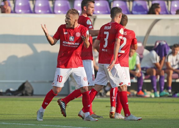 Na also, ich kann's doch: Alexandru Maxim (l.) zeigte im ersten Pflichtspiel der neuen Saison eine Leistung, wie er sie in der gesamten vorigen Runde nicht geboten hatte.