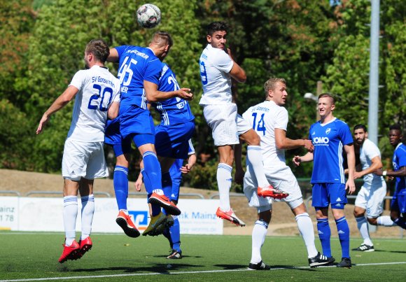 An diesen Ball kam auch Khaled Abou Daya (M.) nicht heran...