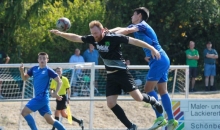 Mochte Schott-Angreifer Valentino Setka (r.) hier auch höher springen als VfR-Innenverteidiger Janis Wagner: Die Niersteiner Defensive ließ keinen Treffer zu.