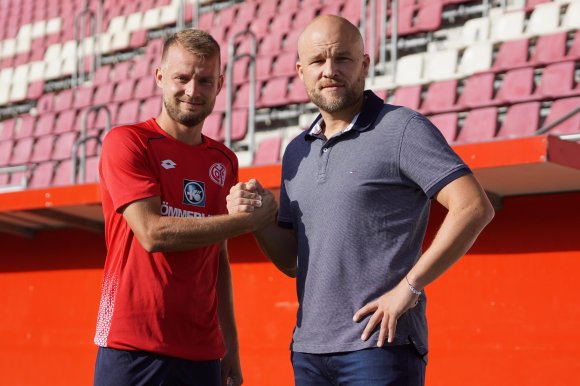 Sportvorstand Rouven Schröder freut sich über mindestens zwei weitere Jahre mit Daniel Brosinski, der sich mit Mainz 05 vorzeitig über eine Verlängerung seines im kommenden Sommer auslaufenden Vertrages einigte.