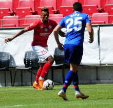 Der Chef im defensiven Mittelfeld, Jean-Philippe Gbamin, hat seinen Vertrag um ein Jahr verlängert.