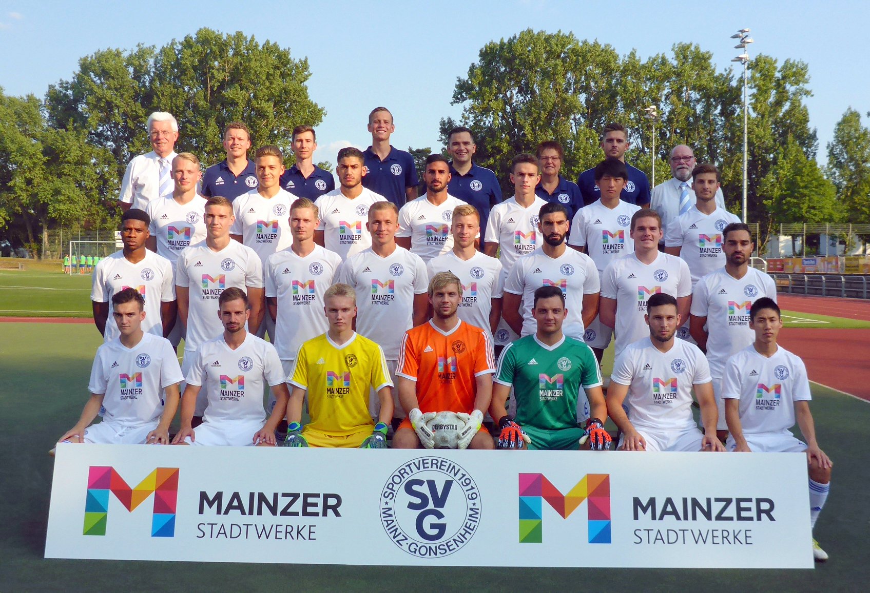  Der Kader des SV Gonsenheim für die Saison 2018/19, hintere Reihe von links: Vorstandsmitglied Horst Hensel, Trainer Christian Lüllig, Athletiktrainer Sebastian Heller, Torwarttrainer Frederick Drechsler, Teammanager Zeki Erarslan, Teammanagerin Bettina Stritter, Physiotherapeut Tobias Schwab, Zweiter Vorsitzender Hans-Walter Sans. Dritte Reihe (v. l.): Maximilian Pflücke, Paul Geßner, Khaled Abou Daya, Mustafa Yilmaz, Mouhcine Ech-Chad, Ken Sugawara, Luigi Canizzo. Zweiter Reihe (v.l.): Jason Onyejekwe, Dominik Ahlbach, Robin Lehmann, Alexander Rimoldi, Lars Hermann, Kotrainer Ferhat Gündüz, Jakob Friedrich, Alperen Genc. Vorne v.l.: Tim Habscheid, Dennis Merten, Maximilian Scheler, Maximilian Hinterkopf, Paul Simon, Ibrahim Halil Yilmaz, Atsuki Sorihashi. Es fehlen: Damir Bektasevic, Jonas Eichbladt.