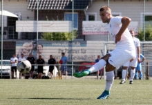 Lirion Aliu, hier bei einem Freistoß, ist die Offensivhoffnung des VfB Bodenheim, doch die Vorarbeit der Kollegen war gegen den TuS Altleiningen mau.
