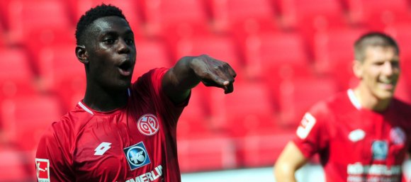 Wegen seiner Roten Karte in Aue moussa Niakhaté einmal aussetzen. Aber nur im Pokal. Gegen den VfB Stuttgart wird der Innenverteidiger am Sonntag höchstwahrscheinlich in der Anfangsformation stehen.