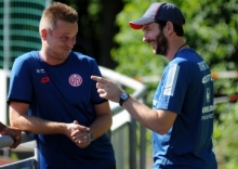 Die Vorfreude auf die neue Saison ist groß. Nicht nur bei Trainer Sandro Schwarz (r.), sondern auch bei Teammanager Darius Salbert.