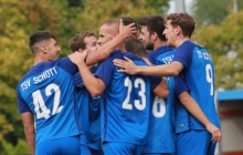 Giorgio Del Vecchio (l.) weiß, warum er die Glatze tätschelt: Damit hatte Yannick Rinker soeben das 4:0 geköpft...