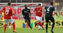 Ahmet Gürleyen (2.v.r.) stand während der Vorbereitung der 05-Profis für die U23 nur beim Sieg in Offenbach zur Verfügung. Gegen die SV Elversberg war er erstmals im Bruchwegstadion in der Innenverteidigung des Regionalligateams zu sehen.