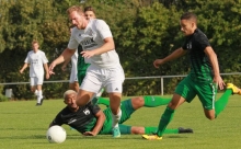 Der Zornheimer Niclas Holtfoth (M.) bereitete eine Viertelstunde vor Schluss das 1:4 vor...