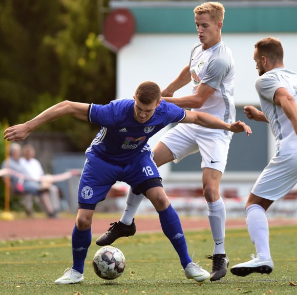 Dominik Ahlbach spielte in Pirmasens auf der Sechserposition, war aber an beiden Gonsenheimer Toren beteiligt.