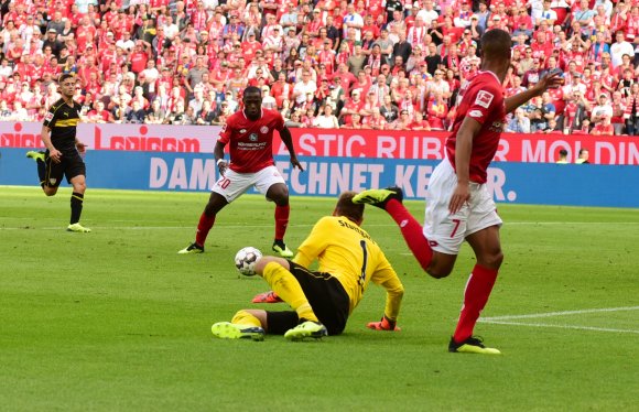 Torwart Ron-Robert Zieler ahnt was gleich passieren wird, Robin Quaison hofft es: Anthony Ujah erzielt das 1:0, den Siegtreffer für den FSV Mainz 05 gegen den VfB Stuttgart.
