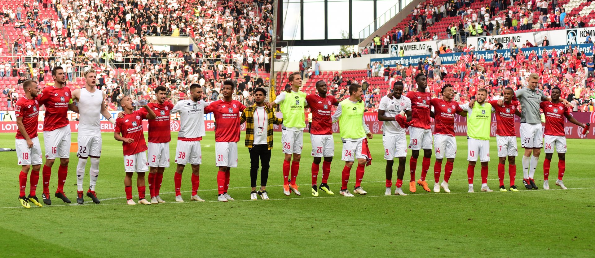 Feierten mit den Fans und ließen sich feiern: Die Profis des FSV Mainz 05 sind zum ersten Mal seit 2013 mit einem Sieg in die Bundesligasaison eingestiegen. Gegner damals wie heute: der VfB Stuttgart. 