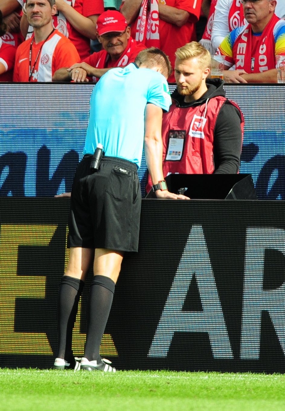 Der Videoassistent meldete sich nach einer guten Stunde zu Wort, als ein Kopfball von Pablo De Blasis am ausgestreckten Arm von Insua hängengeblieben war, statt ins Tor zu fliegen…