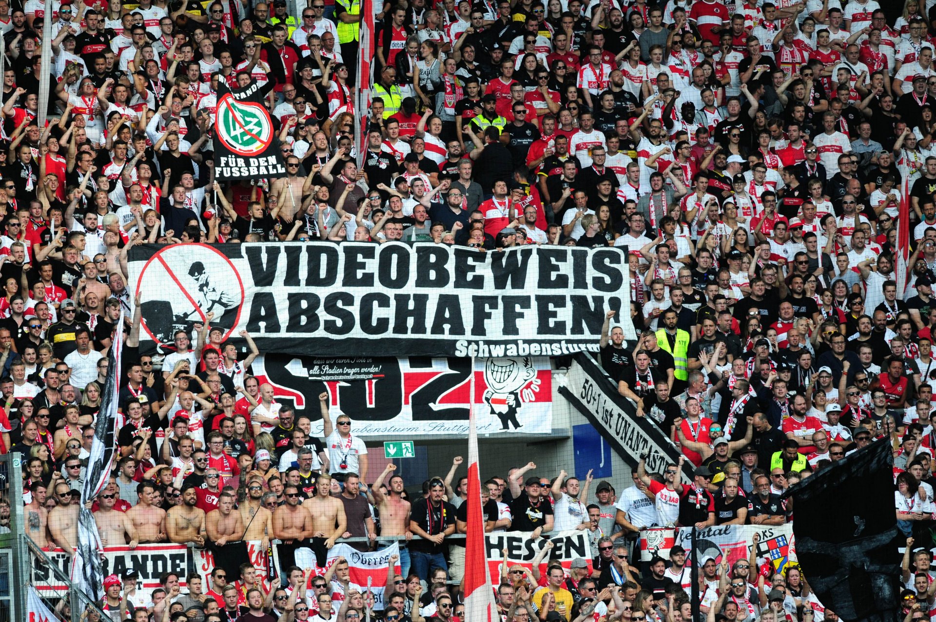 Was die Stuttgarter Fans vom Videobeweis halten, machten sie schriftlich und im „Scheiß DFB“-Wechselgesang mit 05-Anhängern auf der Westtribüne deutlich.