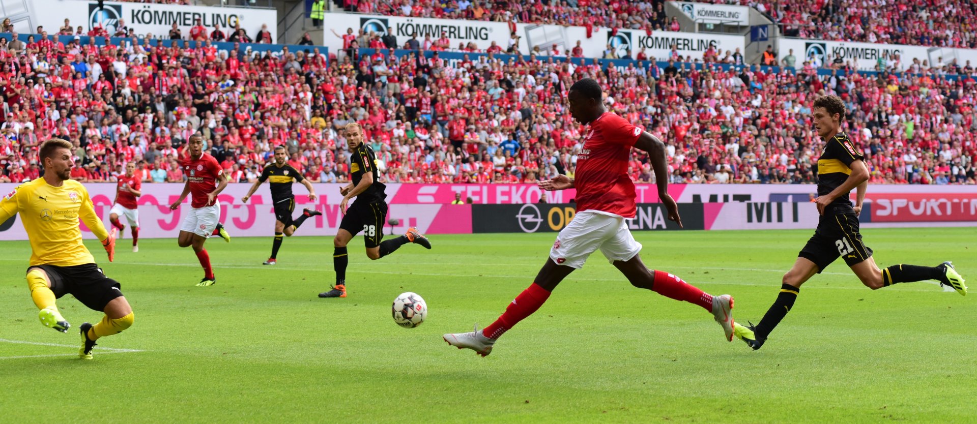 Viel fehlte nicht, und Jean-Philippe Mateta wäre in seinem ersten Bundesligaspiel das erste Saisontor der 05er gelungen, doch diesen Ball brachte er in der 26. Minute zwar an Torwart Ron-Robert Zieler, aber auch am zweiten Pfosten vorbei…