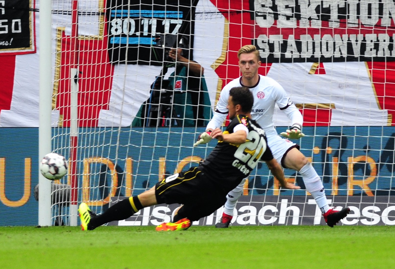 Christian Gentner besaß eine der wenigen Stuttgarter Torchancen, doch wenn 05-Torwart Florian Müller geprüft wurde, bestand er.