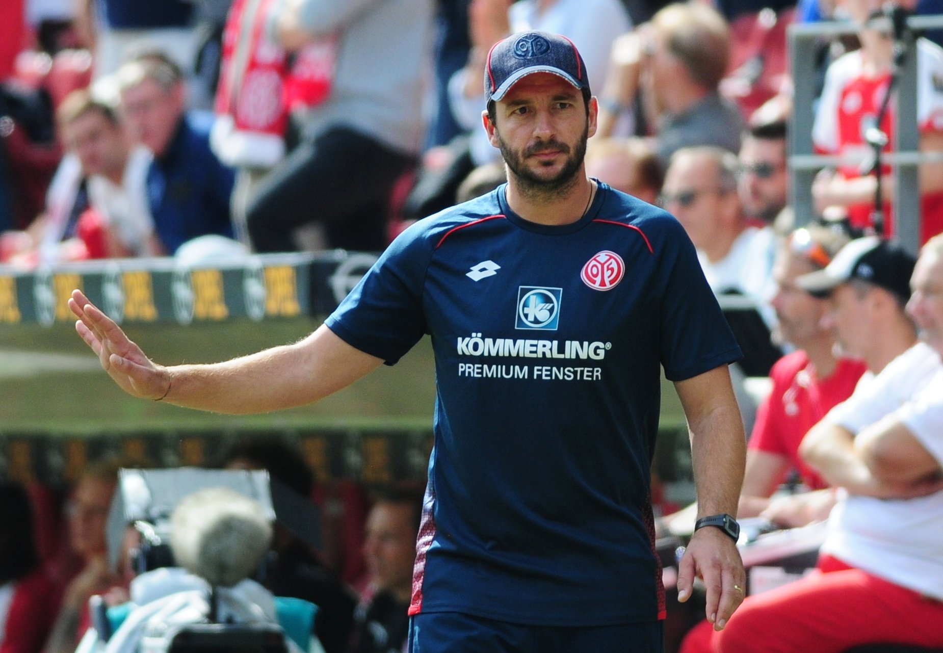 Trainer Sandro Schwarz weiß, dass er jetzt unter Druck steht. Am Ende der Saison 2013/14, als die 05er zuletzt mit einem Sieg in die Saison eingestiegen waren, zogen sie am Ende als Tabellensiebter in den Europapokal ein. SPORTAUSMAINZ.de drückt die Daumen.