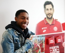 Noch ist Sandro Schwarz für Jean-Paul Boëtius mehr als Pappkamerad präsent, aber ab Mittwoch wird der 05-Cheftrainer den Niederländer ganz leibhaftig über den Trainingsplatz jagen. Beide Seiten freuen sich schon darauf.