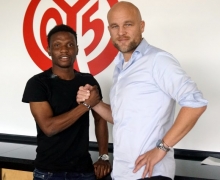 05-Sportvorstand Rouven Schröder begrüßt den letzten Neuzugang dieses Sommers: Issah Abbas.