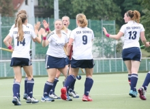 83 Mal hatten die Hockeyfrauen des TSV Schott in der abgelaufenen Feldrunde sowie beim ersten Aufstiegsspiel Tore zu bejubeln. Da kam Routine auf. Nach dem allerletzten Schlusspfiff am Samstag soll die Mannschaft den Erfolg aber ordentlich feiern.