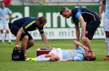 Das sah nicht gut aus: Niko Bungert wälzte sich vor Schmerzen am Boden, hielt sich das linke Knie. Mannschaftsarzt Dr. Patrick Ingelfinger (r.) und Physio Stefan Stüwe ließen den Innenverteidiger vom Platz tragen und zur Untersuchung nach Mainz bringen.