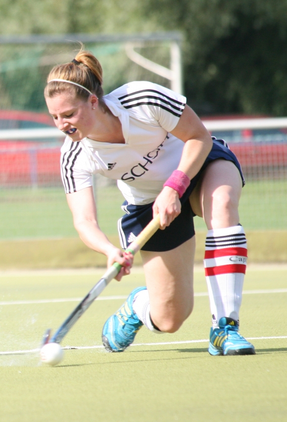 Mit 21 Jahren schon viel Erfahrung mit der Kapitänbinde am Schienbein: Schott-Abwehrchefin Sina Bohrer ist froh, dass die Unterforderung der Mannschaft beendet ist.