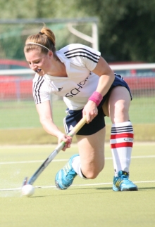 Mit 21 Jahren schon viel Erfahrung mit der Kapitänbinde am Schienbein: Schott-Abwehrchefin Sina Bohrer ist froh, dass die Unterforderung der Mannschaft beendet ist.