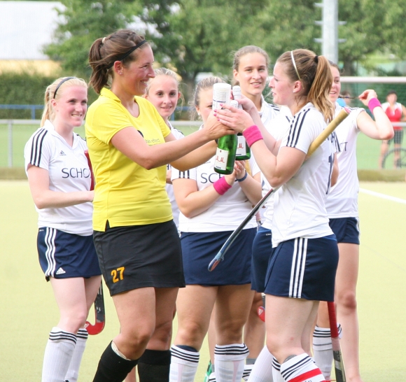 Gratulation auch vom Gegner: TGS-Spielerin Sara Wagner peppt durch ein Geschenk an TSV-Kapitänin Sina Bohrer die Aufstiegsfeier der Schott-Spielerinnen auf. 