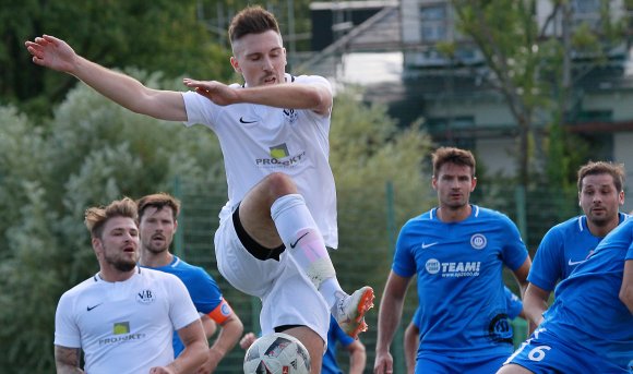 Das Schienbein von Norman Loos hat bei der 2:5-Niederlage ein Kandel schwer gelitten. Trotz einer Prellung als Ergebnis eines Fouls kann der Routinier im Kerbespiel gegen den SV Gimbsheim wohl mitwirken.