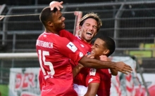 Jayson Breitenbach (l.) und Leon Bell Bell feiern Sandro Loechelt nach dessen Treffer zum 1:0.