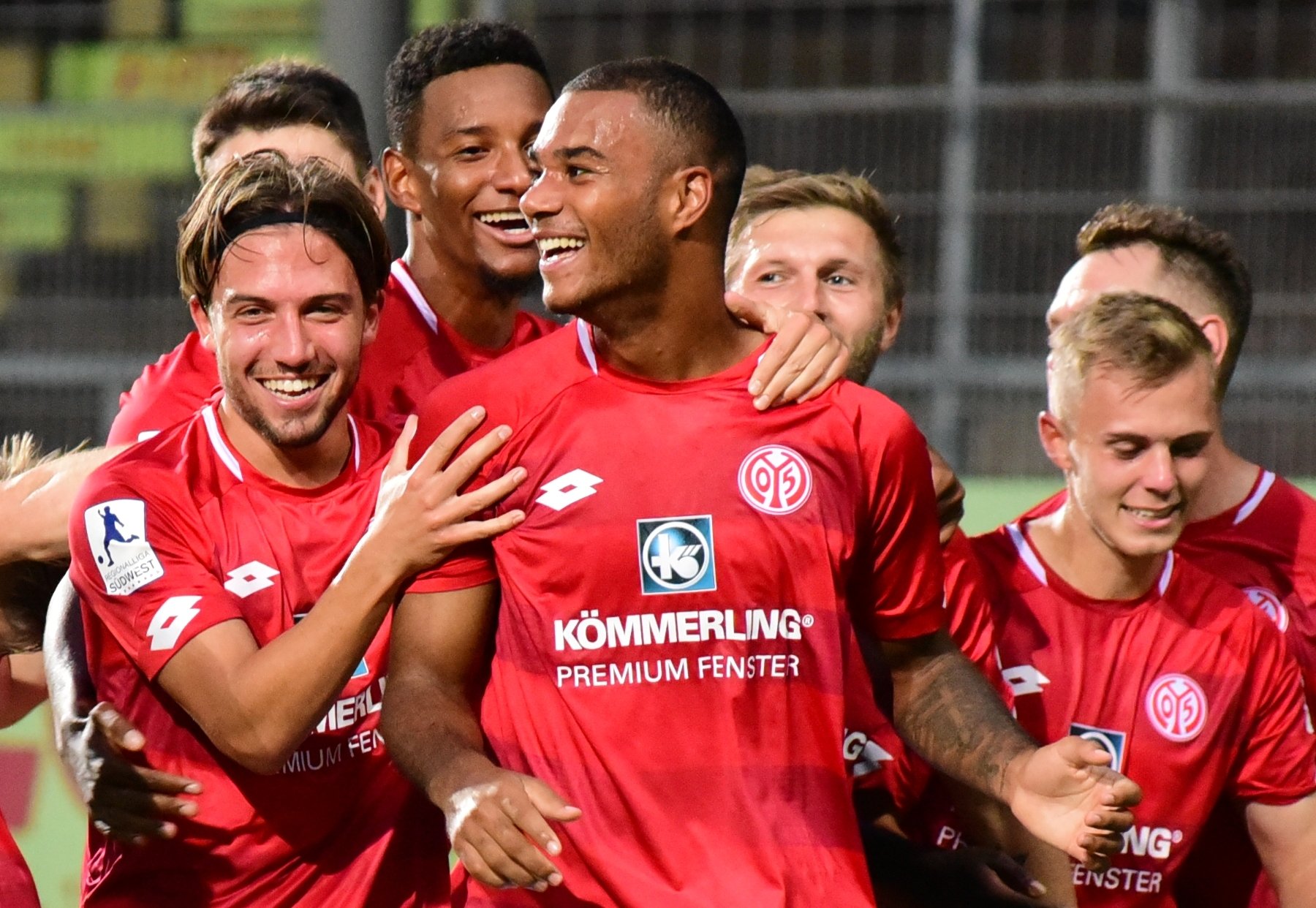 ...aber die fanden sich reichlich, unter anderem Sandro Loechelt (l.), .der, zur zweiten Halbzeit eingewechselt worden war und die Mainzer nach einer energischen Einzelleistung und einem...