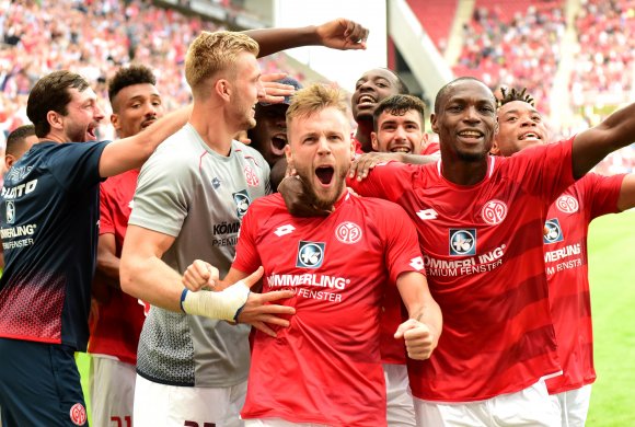 Ob Trainer Sandro Schwarz (l.) noch sah, wen er da alles vor sich hatte? Nach dem 2:1 durch Alexandru Maxim (vorne) habe er Tränen in den Augen gehabt, berichtete der Coach später.